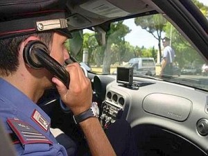carabinieri in auto