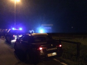 Ladro cade dopo il furto e viene soccorso dalla vittima.