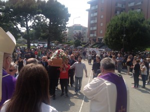 Il Papa manda tre rose bianche al funerale di Michael