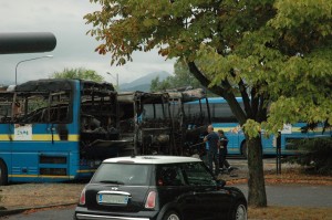 Nella foto il bus che aveva preso fuoco la scorsa estate alla Sadem