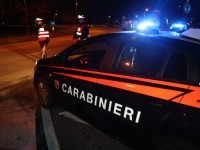 Carabinieri inseguono auto con 5 ladri a bordo