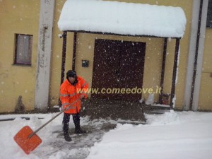 Da 5 anni una famiglia senza casa vive nella palestra di Prarostino