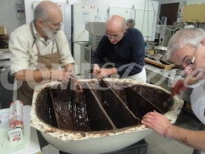 I pasticceri al lavoro per costruire  l'arca di cioccolato 
