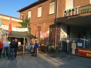 Il presidio dei lavoratori della Pmt