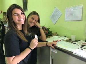 Le ragazze dell'Engim all'accoglienza del salone "Ciocca dopo ciocca"