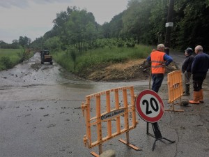 Mezzi all'opera a Bricherasio in strada del Gatto