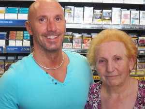 Silvana Raimonda con il figlio Dario nella tabaccheria