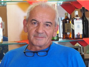Francesco Manavella, nel suo bar in via Nazionale