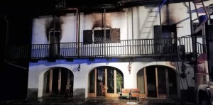 Luserna: le fiamme danneggiano la casa del professor Milanesi. Sono stati i ladri a dare fuoco?