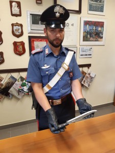 il coltello sequestrato dai carabinieri di Poirino