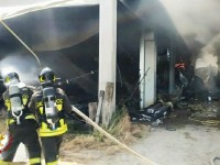 Cavour incendio devasta due capannoni agricoli