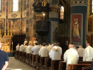 Nel duomo di Pinerolo la messa con sacerdoti e diaconi