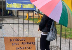None, un momento della protesta davanti al cancello della scuola