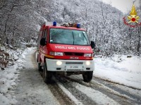 Rorà: a causa della neve un’auto finisce in bilico sul ciglio del burrone