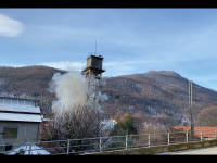 VIDEO | Luserna, abbattuta con l’esplosivo la torre della Mazzonis