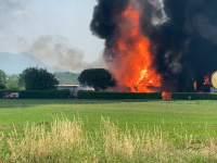 VIDEO | Incendio alla fabbrica di vernici di Roletto