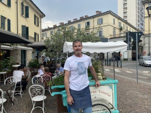Ernesto d'Isep davanti alla gelateria Veneta