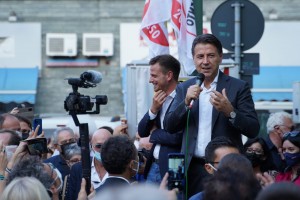 Giuseppe Conte con il sindaco Luca Salvai, a Pinerolo