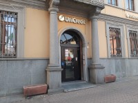 Cavour, fanno saltare il bancomat dell’Unicredit ma non riescono a prendere i soldi