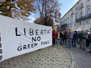 Pinerolo, la protesta davanti al Comune