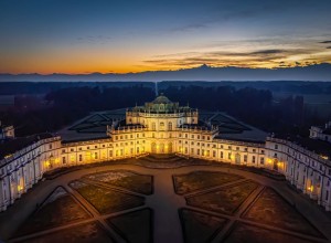 Vista della palazzina al tramonto (Foto Pierluigi Garis)