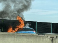 Auto distrutta dalle fiamme sulla Torino-Pinerolo