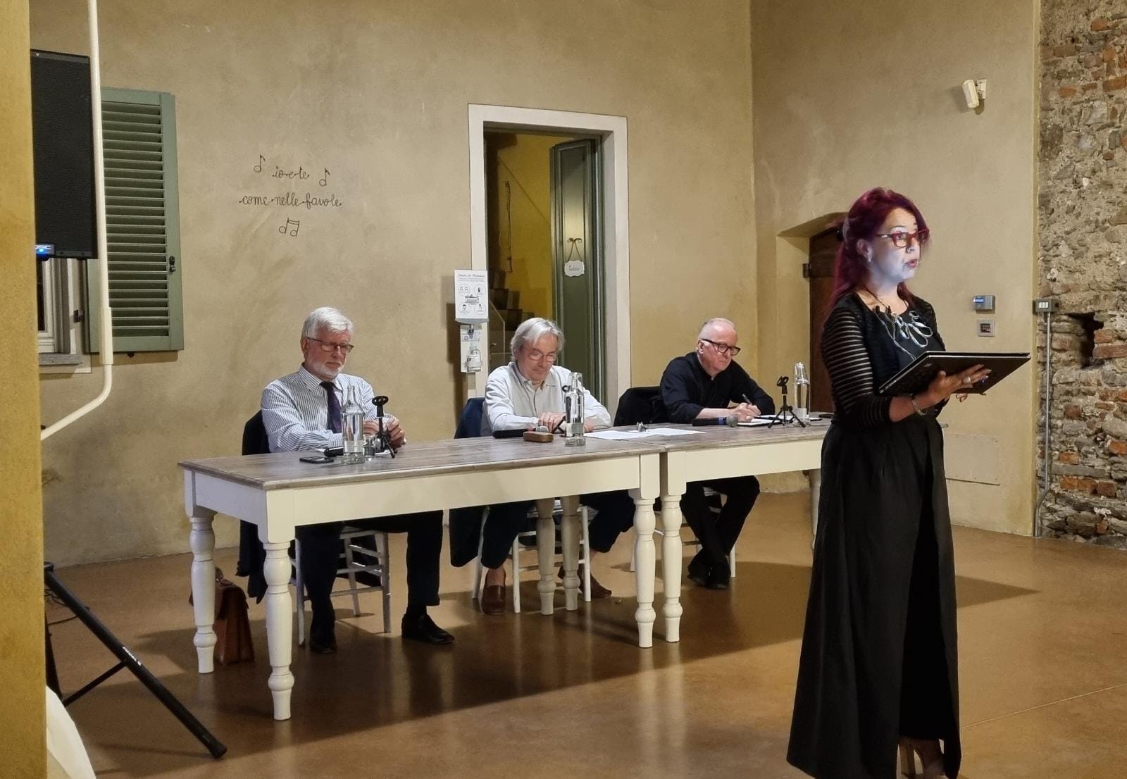 Rosy Zavaglia chiude l'incontro fra il vescovo e il gran maestro massonico