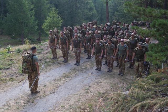 Gli alpini in cima al monte Albergian