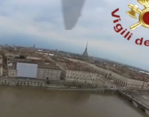 VIDEO | L’elicottero dei Vigili del fuoco in volo sopra il Po
