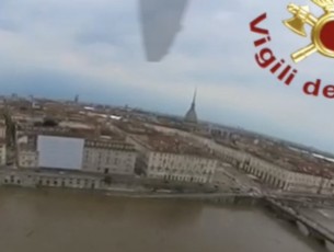 VIDEO | L’elicottero dei Vigili del fuoco in volo sopra il Po