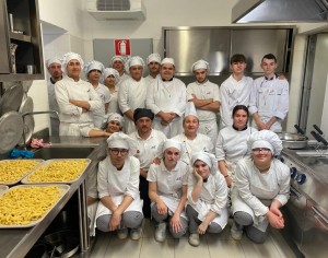 Il gruppo degli studenti francesi con gli chef del Cfiq di Pinerolo