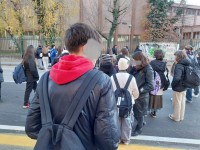 Pinerolo, manifestazione di protesta davanti al Buniva per le aule al freddo