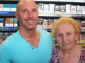 Silvana Raimonda con il figlio Dario nella tabaccheria