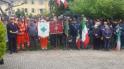 Foto di gruppo davanti al monumento (foto Roggero)