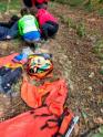 I tecnici soccorrono la donna caduta nei boschi 