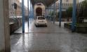 Un automobilista ha scelto i portici blu di Pinerolo per riparare la sua auto dalla grandine