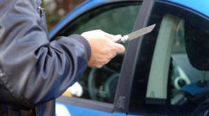 Coltello rapina semaforo