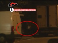 None: furti in serie ai Tir per rivendere la merce  al mercato, arrestati due autisti e un commerciante