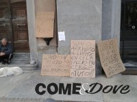 Con i cartelli per chiedere una casa