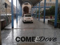 Un automobilista ha scelto i portici blu di Pinerolo per riparare la sua auto dalla grandine