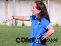 Una donna mister guida una squadra maschile alla vittoria del campionato