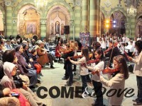 Sessanta musicisti suonano per il Nepal