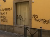 Scritte sui muri della sede del PD