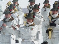 Decennale di Torino 2006: la fanfara degli alpini suona a Pragelato