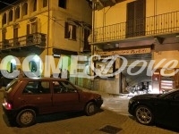 L'auto usata come ariete per il colpo in tabaccheria