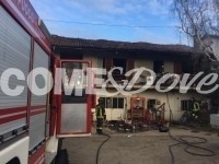 VIDEO | Si barrica in casa e dà fuoco ai mobili