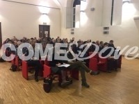 Il salone dei Cavalieri di Pinerolo gremito di pubblico per il dibattito sull'accoglienza