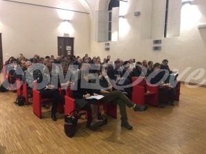 Il salone dei Cavalieri di Pinerolo gremito di pubblico per il dibattito sull'accoglienza