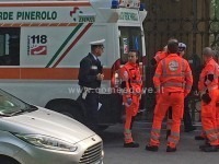 Due ambulanze e vigili urbani: ma non c’è nessun incidente. Uno scherzo?