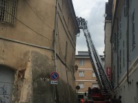 Cadono delle tegole dal tetto del vecchio carcere